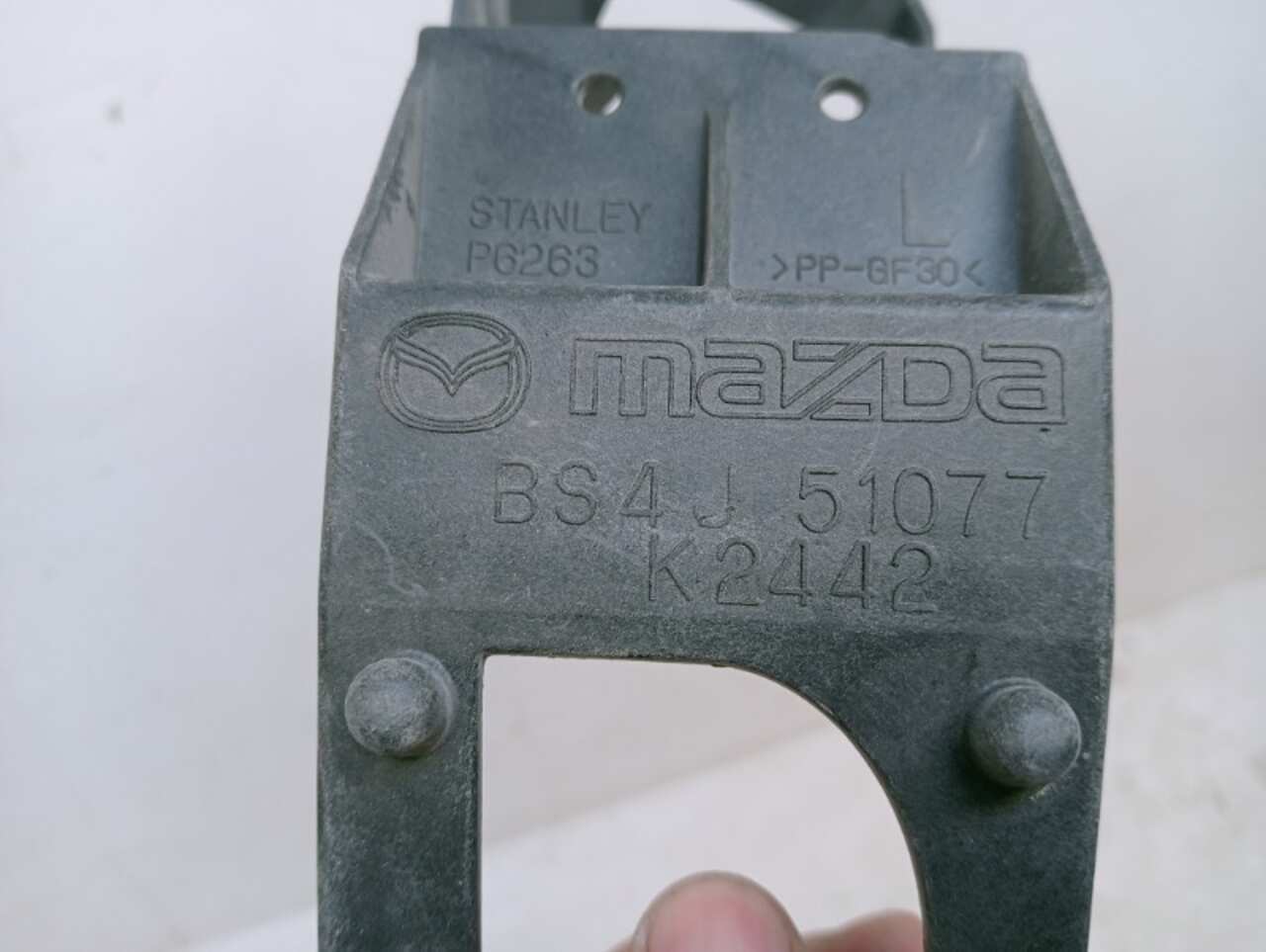кронштейн форсунки омывателя MAZDA 3 BK 2002- Новый BS4J51077 207557